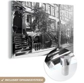 MuchoWow® Glasschilderij 120x80 cm - Schilderij acrylglas - Straat in New York city - zwart wit - Foto op glas - Schilderijen