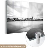 MuchoWow® Glasschilderij 60x40 cm - Schilderij acrylglas - Skyline van Nijmegen met de Waal - zwart wit - Foto op glas - Schilderijen