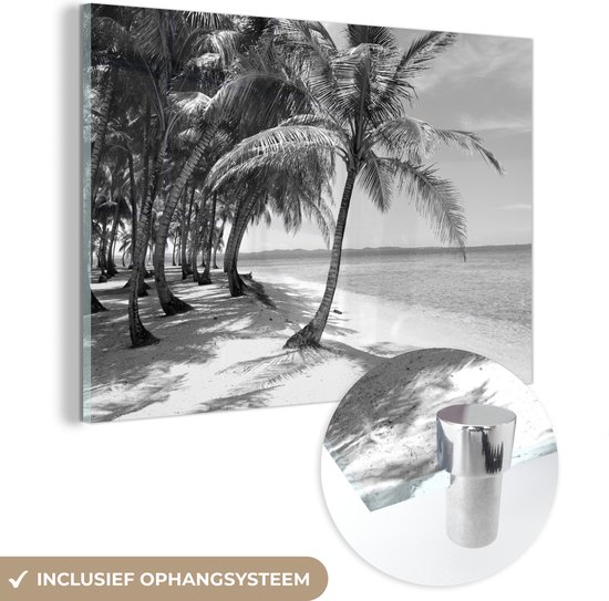 MuchoWow® Glasschilderij 180x120 cm - Schilderij acrylglas - Wit zand en helder water bij de San Blas-eilanden in Panama - zwart wit - Foto op glas - Schilderijen