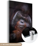 MuchoWow® Glasschilderij 120x160 cm - Schilderij acrylglas - Een close-up van een orang-oetan met donkere achtergrond - Foto op glas - Schilderijen