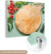 MuchoWow® Glasschilderij 80x60 cm - Schilderij acrylglas - Een ronde snijplank met allemaal groente eromheen - Foto op glas - Schilderijen