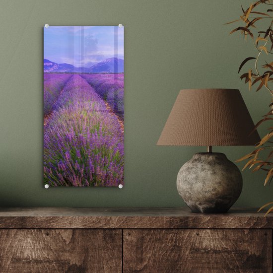 ® Glasschilderij 20x40 cm - Schilderij acrylglas - Rijen van lavendel voor bergen - Foto op glas - Muurdecoratie woonkamer - Wanddecoratie slaapkamer - Schilderijen