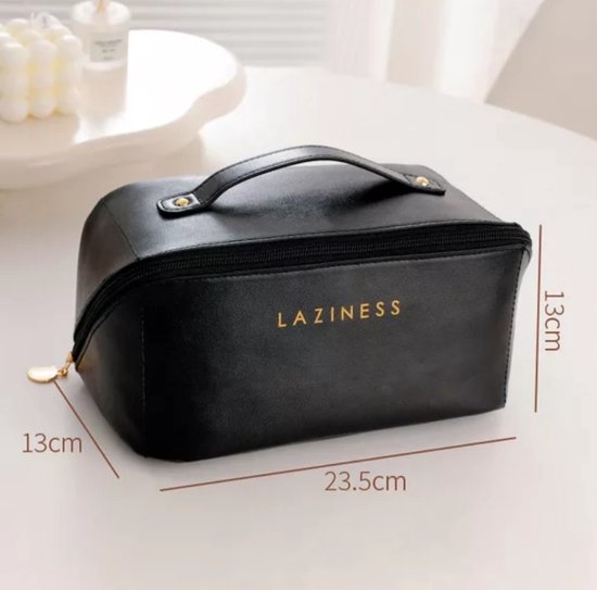 Zwarte make-uptas met gouden 'LAZINESS' opdruk, handvat en afmetingen 23.5x13x13cm.