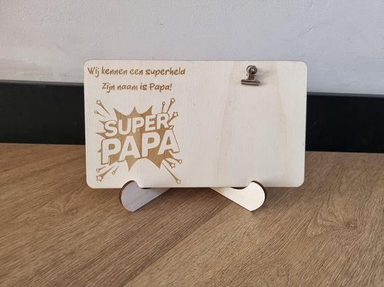Clip bord super papa - Wij kennen een superheld, zijn naam is papa - hout - graveren - tekst - foto - personaliseren - standaard - vaderdag - cadeau tip