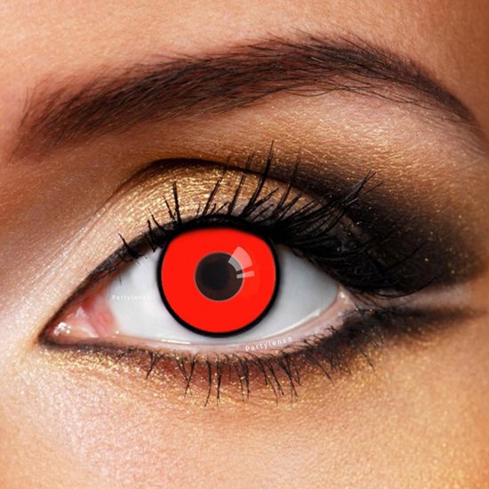 Close-up oog met rode Partylens, gouden oogschaduw en zwarte eyeliner.