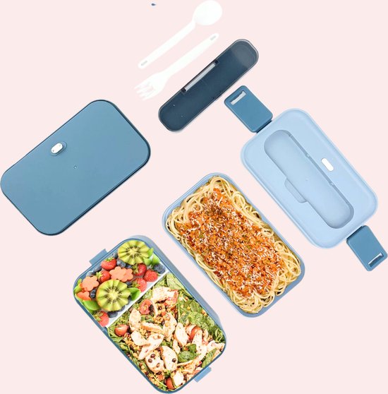 Boîte à bento bleue avec des spaghettis et une salade de fruits et poulet. Inclusive couverts dans un étui bleu foncé.