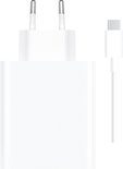 Chargeur blanc 120W avec un câble USB-C blanc, sur fond blanc.