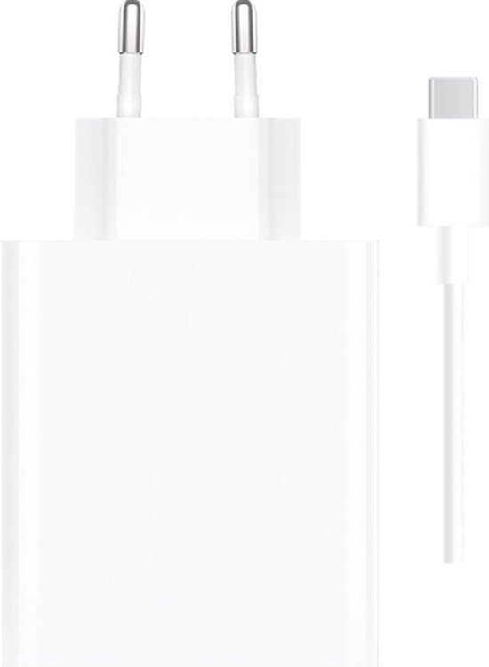 Chargeur blanc 120W avec un câble USB-C blanc, sur fond blanc.