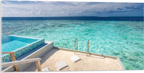 Acrylglas - Zwembad boven Tropisch Blauwe Zee in Luxe Vakantieverblijf - 100x50 cm Foto op Acrylglas (Met Ophangsysteem)