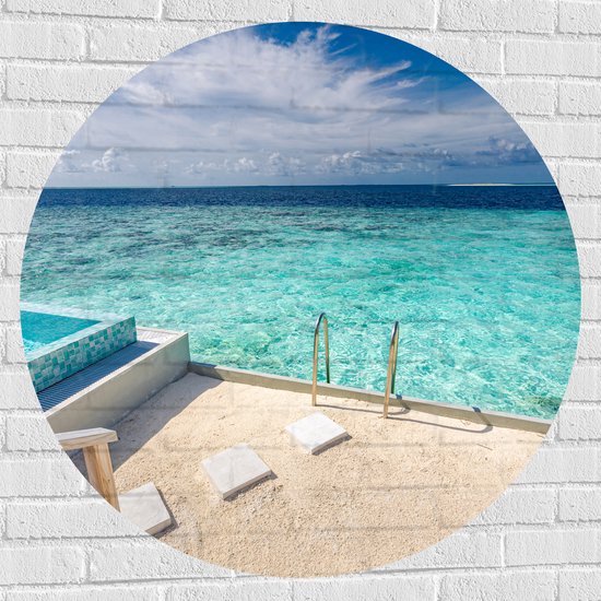 Muursticker Cirkel - Zwembad boven Tropisch Blauwe Zee in Luxe Vakantieverblijf - 100x100 cm Foto op Muursticker