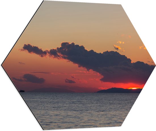 Dibond Hexagon - Zonsondergang bij Donkere Regenwolken boven de Oceaan - 80x69.6 cm Foto op Hexagon (Met Ophangsysteem)