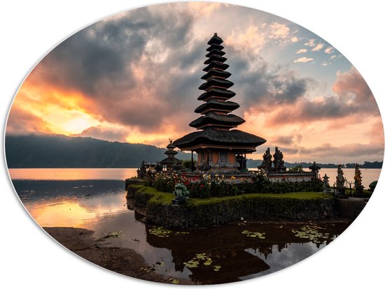 PVC Schuimplaat Ovaal - Zonsopkomst bij Pura Ulun Danu Bratan Tempel, Indonesië - 108x81 cm Foto op Ovaal (Met Ophangsysteem)