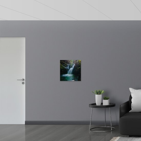 PVC Schuimplaat - Zonnestralen Vallend op Waterval in Bos - 50x50 cm Foto op PVC Schuimplaat (Met Ophangsysteem)