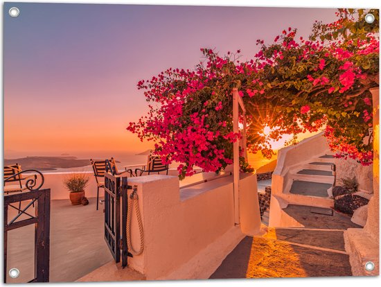 Tuinposter – Zonnestralen op Balkon Vol Bloemen in Griekenland - 80x60 cm Foto op Tuinposter (wanddecoratie voor buiten en binnen)