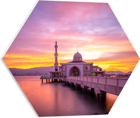 PVC Schuimplaat Hexagon - Zon Verdwijnend Achter Surau Terapung Penang Port Moskee, Malesië - 50x43.5 cm Foto op Hexagon (Met Ophangsysteem)