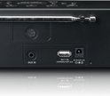 Achterkant van een zwarte Lenco wekkerradio met aansluitingen voor Aux In, USB en DC.