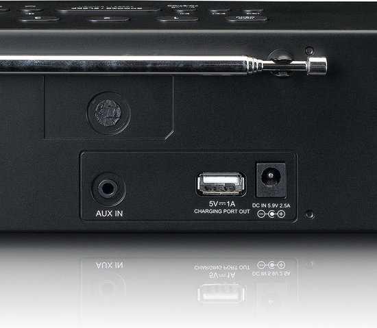 Achterkant van een zwarte Lenco wekkerradio met aansluitingen voor Aux In, USB en DC.