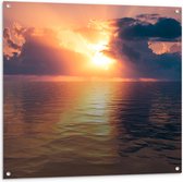 Tuinposter – Zon Verdwijnend achter de Wolken boven Kalme Zee - 100x100 cm Foto op Tuinposter (wanddecoratie voor buiten en binnen)