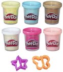 Zes potjes Play-Doh Confetti in geel, blauw, bruin, wit, roze en lichtroze, met ster- en vlindervormpjes.