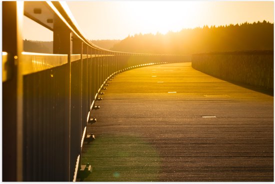 Poster (Mat) - Zonnestralen over Brug naar Bomen - 75x50 cm Foto op Posterpapier met een Matte look