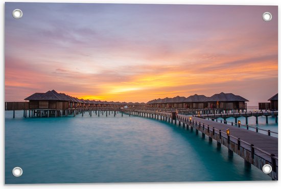 Tuinposter – Zonsondergang bij Vakantie Resorts op Zee van Maledieven - 60x40 cm Foto op Tuinposter (wanddecoratie voor buiten en binnen)