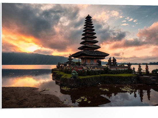 PVC Schuimplaat - Zonsopkomst bij Pura Ulun Danu Bratan Tempel, Indonesië - 75x50 cm Foto op PVC Schuimplaat (Met Ophangsysteem)