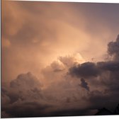 Dibond - Zon achter Donkere Regenwolken - 80x80 cm Foto op Aluminium (Wanddecoratie van metaal)