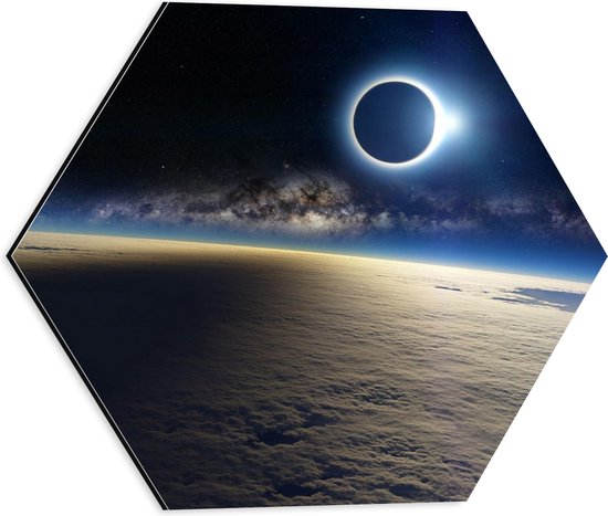 Dibond Hexagon - Zonsverduistering vanaf het Heelal bij Aarde - 40x34.8 cm Foto op Hexagon (Met Ophangsysteem)