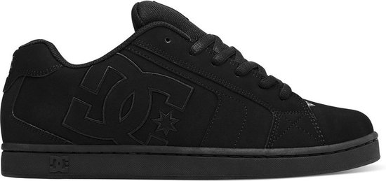 Zwarte lage sneaker met grote, ingedrukte DC Shoes logo's op de zijkant.