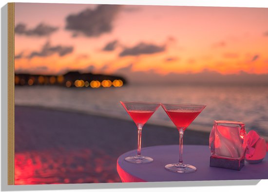 Hout - Tafeltje op het Strand met Cocktails in de Avond - 75x50 cm - 9 mm dik - Foto op Hout (Met Ophangsysteem)