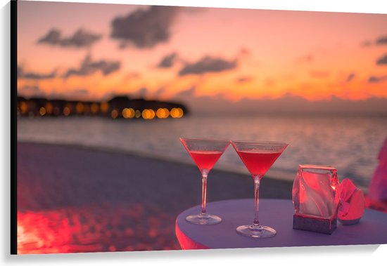 Canvas - Tafeltje op het Strand met Cocktails in de Avond - 120x80 cm Foto op Canvas Schilderij (Wanddecoratie op Canvas)