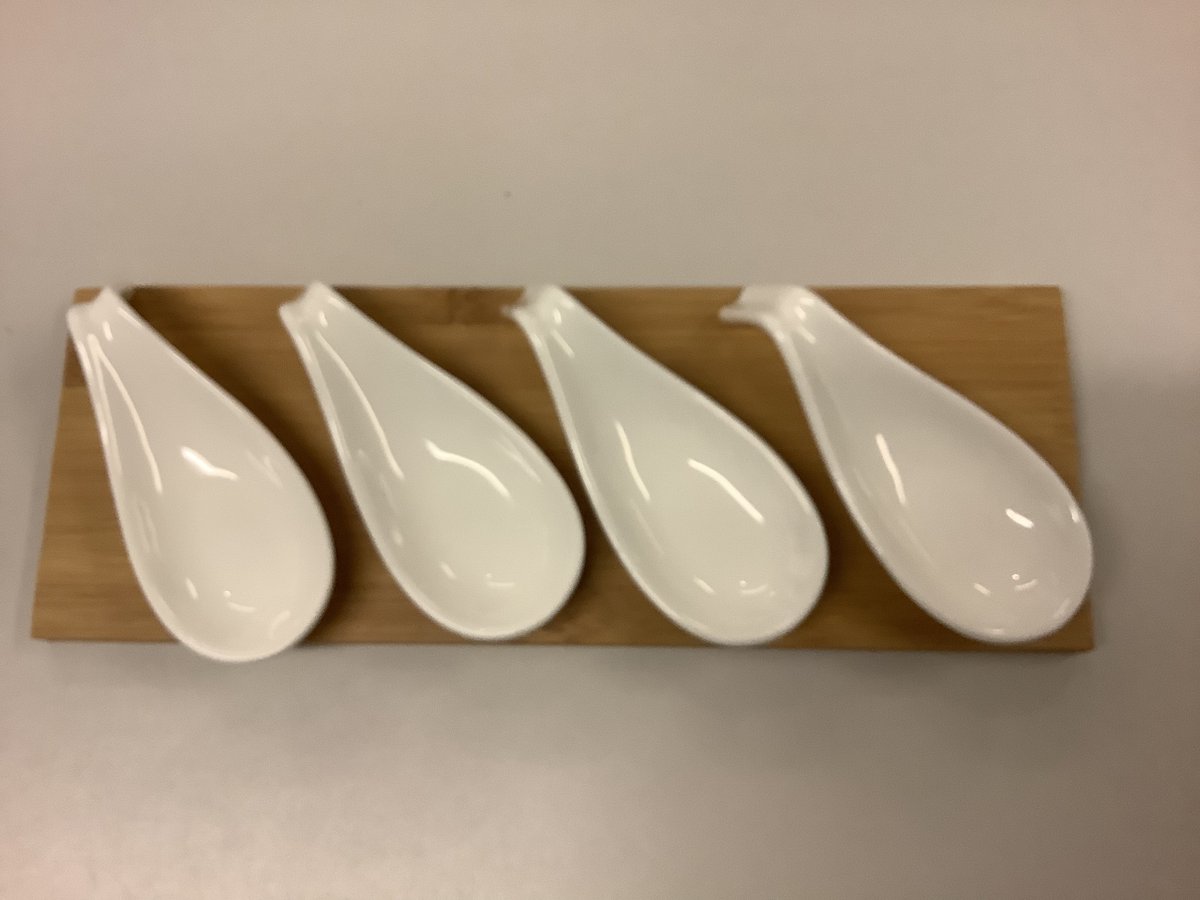 Tapaslepel, wit 4 stuks op houten serveer plankje