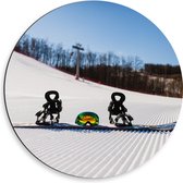 Dibond Muurcirkel - Snowboard met Bril op Perfect Wintersport Landschap - 50x50 cm Foto op Aluminium Muurcirkel (met ophangsysteem)