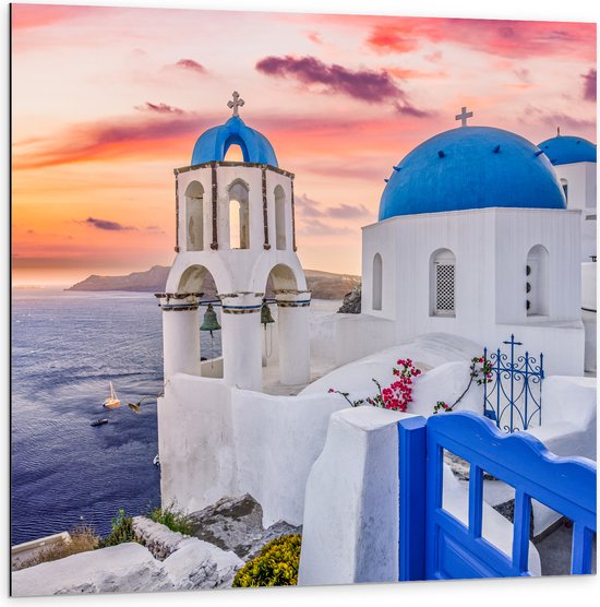 Dibond - Traditionele Torentjes met Blauwe Details aan de Kust van Santorini - 100x100 cm Foto op Aluminium (Met Ophangsysteem)