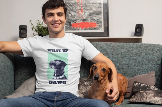 Shirt - What up dawg - Wurban Wear | Grappig shirt | Hond | Unisex tshirt | Speelgoed | Hondenmand | Knuffel | Wit