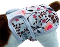 Detail van een witte hondenluier met roze en blauwe bloemenprint en een klittenbandsluiting.