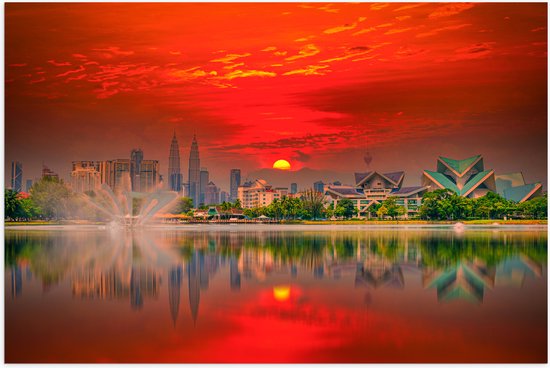 Poster Glanzend – Skyline van De Stad Kuala Lumpur in Indonesië tijdens Zonsondergang - 105x70 cm Foto op Posterpapier met Glanzende Afwerking