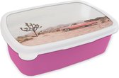 Broodtrommel Roze - Lunchbox - Brooddoos - Auto - Woestijn - Boom - Bergen - Zand - 18x12x6 cm - Kinderen - Meisje
