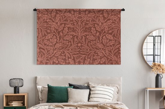 Wandkleed met bruin bloem- en bladerpatroon in een rustieke slaapkamer boven een bed.
