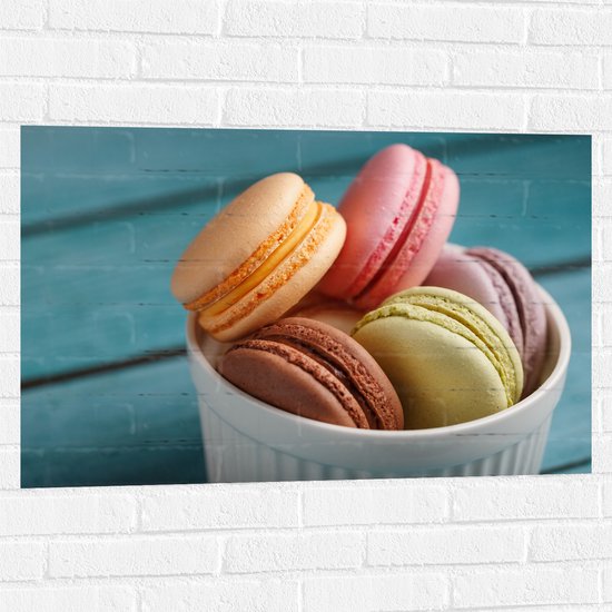 Muursticker - Schaaltje met Verschillende Smaken Macarons - 90x60 cm Foto op Muursticker