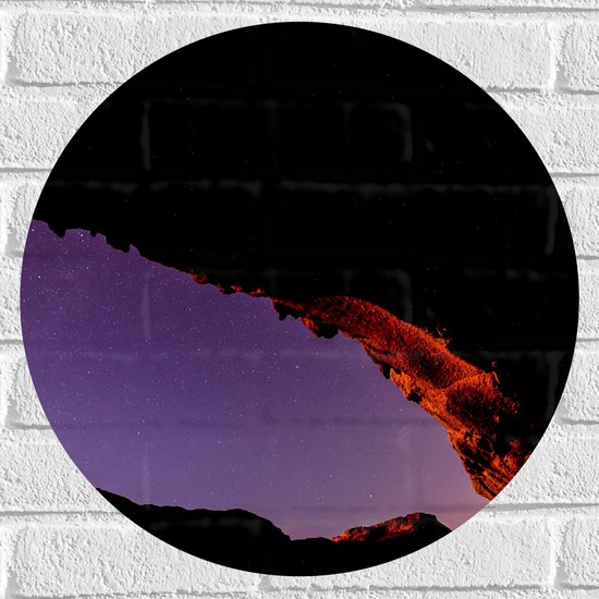 Muursticker Cirkel - Silhouet van Grote Rots onder Sterrenhemel met Paarse Gloed - 50x50 cm Foto op Muursticker