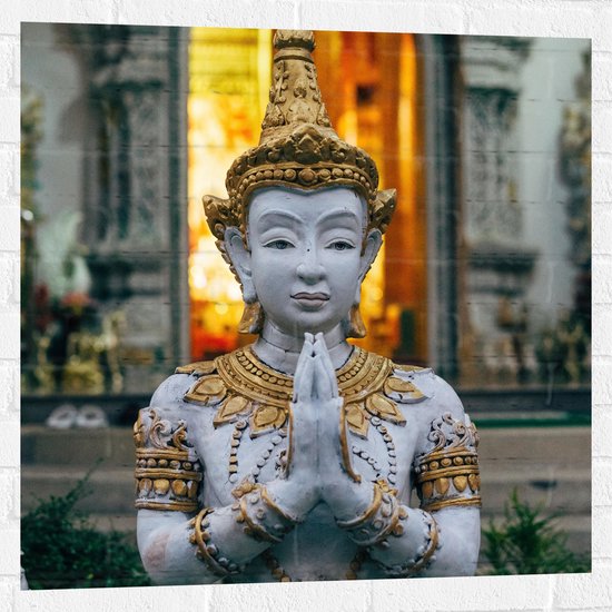 Muursticker - Grijze Boeddha voor Tempel met Gouden Details - 80x80 cm Foto op Muursticker
