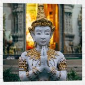 Muursticker - Grijze Boeddha voor Tempel met Gouden Details - 50x50 cm Foto op Muursticker