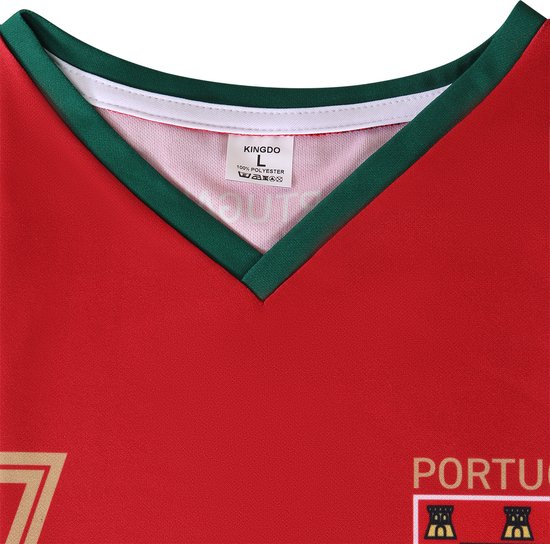 Detail van de V-hals en het label van het Portugal voetbalshirt met de maat 'L' en '100% POLYESTER'.