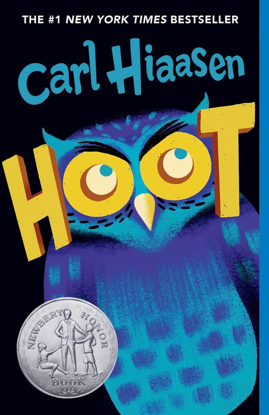 Boekcover van Hoot door Carl Hiaasen. Een blauwe uil met grote gele ogen en de tekst 'Hoot' in gele letters.