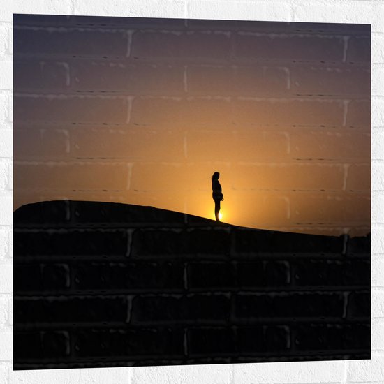 WallClassics - Muursticker - Silhouet Persoon op een Berg - 80x80 cm Foto op Muursticker