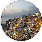 Dibond Muurcirkel - Verlichte Huisjes in Santorini, Griekenland - 40x40 cm Foto op Aluminium Muurcirkel (met ophangsysteem)