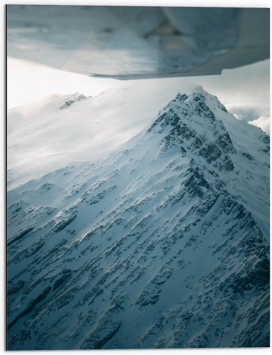 WallClassics - Dibond - Sneeuw op een Hoge Berg - 60x80 cm Foto op Aluminium (Wanddecoratie van metaal)