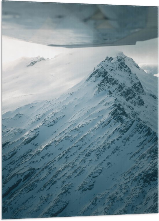 WallClassics - Vlag - Sneeuw op een Hoge Berg - 70x105 cm Foto op Polyester Vlag