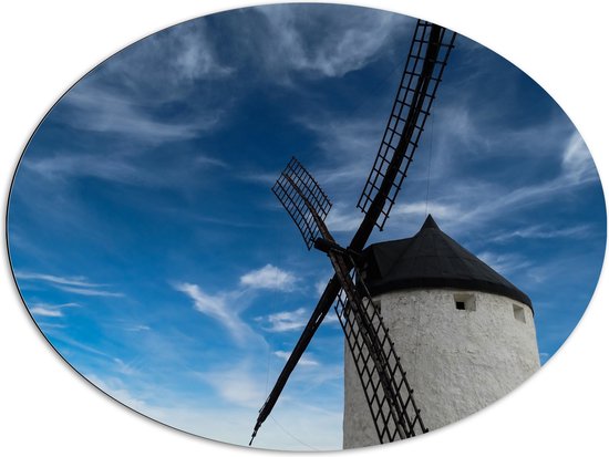 Dibond Ovaal - Onderaanzicht van Witte Molen met Blauwe lucht - 96x72 cm Foto op Ovaal (Met Ophangsysteem)